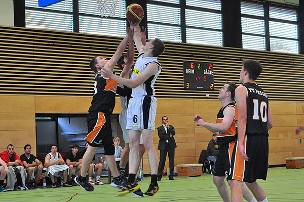 Philipp Feldbauer kämpft um den Rebound