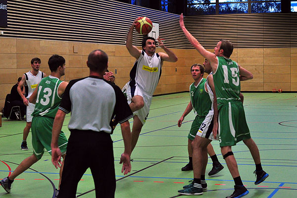 Sebastian Fischer attackiert den Korb