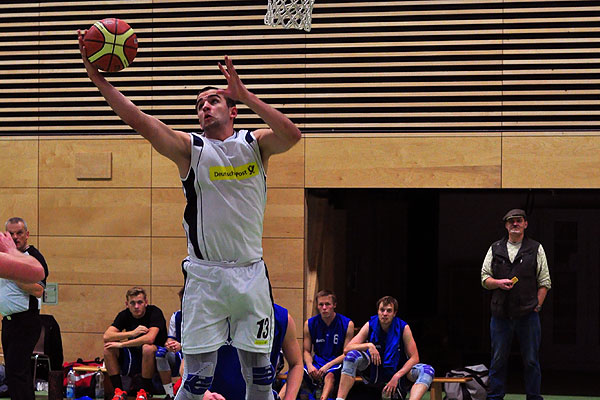 Jonas Ruhland holt den Rebound für den TSV Schwandorf.