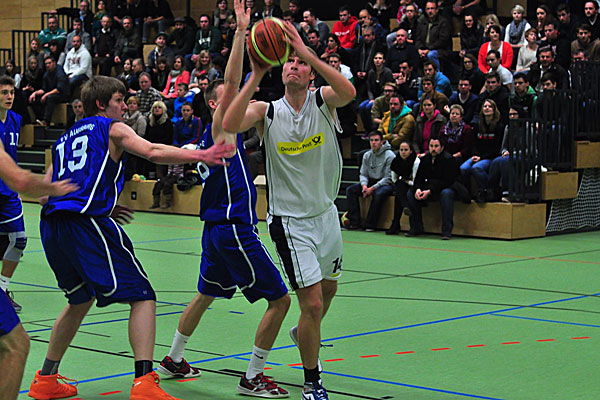 Alwin Prainer zieht zum Korb.