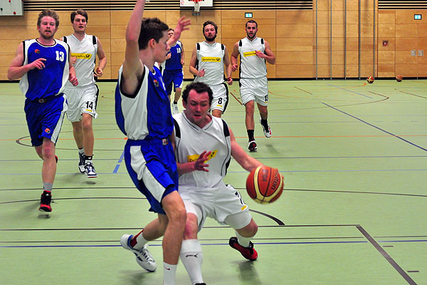 Alex Schneider attackiert den Korb