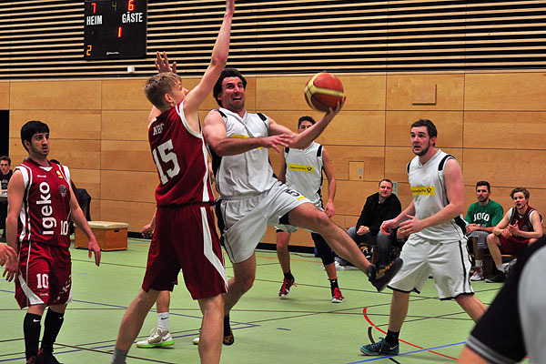Sebastian Fischer attackiert den Korb
