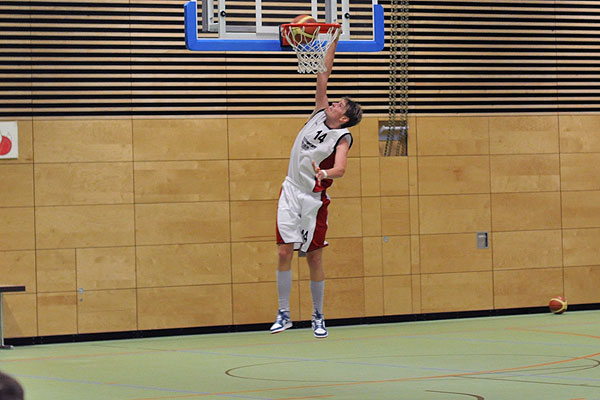 Alwin Prainer beim Dunking.