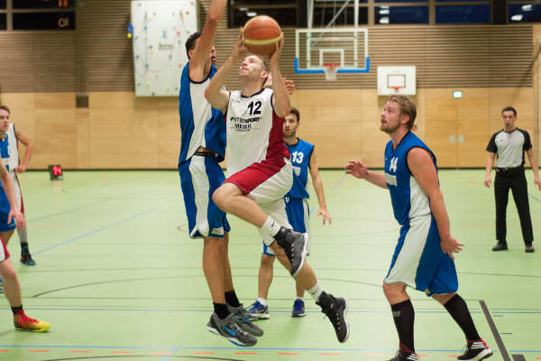 Christopher Bias attackiert den Korb
