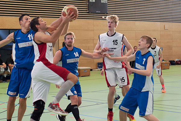 Andreas Schindwolf zieht zum Korb, Lars Aßheuer spekuliert auf der Offensivrebound