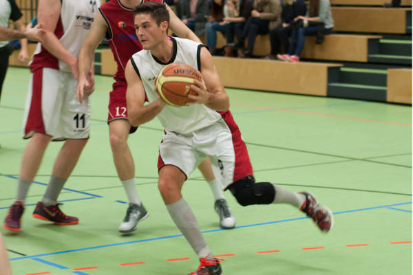 Andreas Schindwolf attackiert gegen Heroldsberg