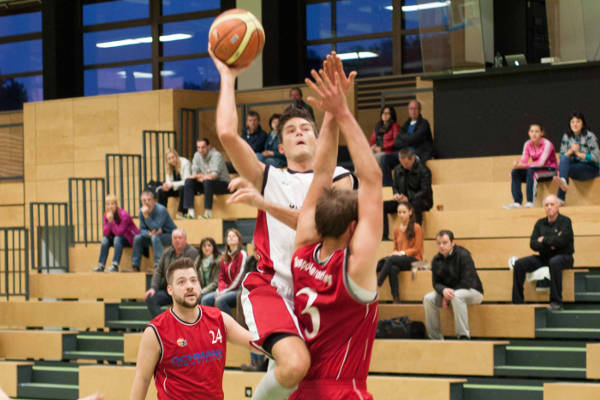 Andreas Schindwolf attackiert den Korb.