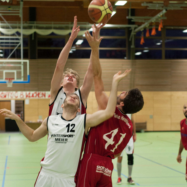 Lars Aßheuer und Christoher Bias kämpfen um den Rebound