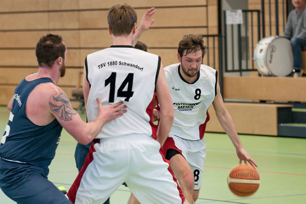 Alwin Prainer stellt Johannes Pflamminger einen Block