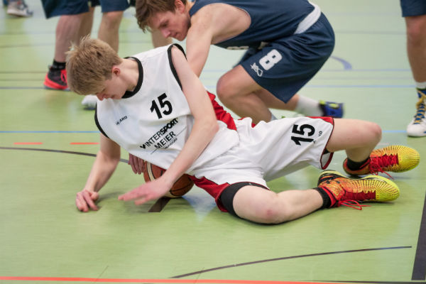 Lars Aßheuer kämpft gegen Königsbrunn um den Ball