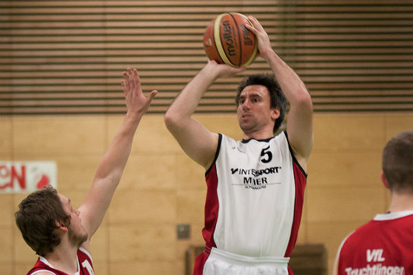 Sebastian Fischer beim Sprungwurf