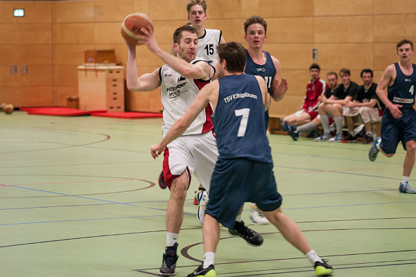 Christopher Bias kämpft um den Ball