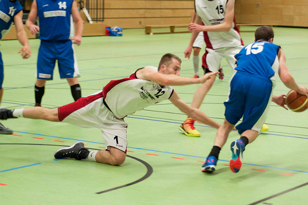 Chris Bias kämpft um den Ball