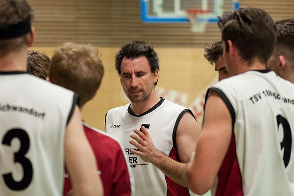 Sebastian Fischer vor seinem Team