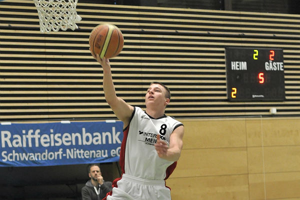 Daniel Rapo beim Korbleger